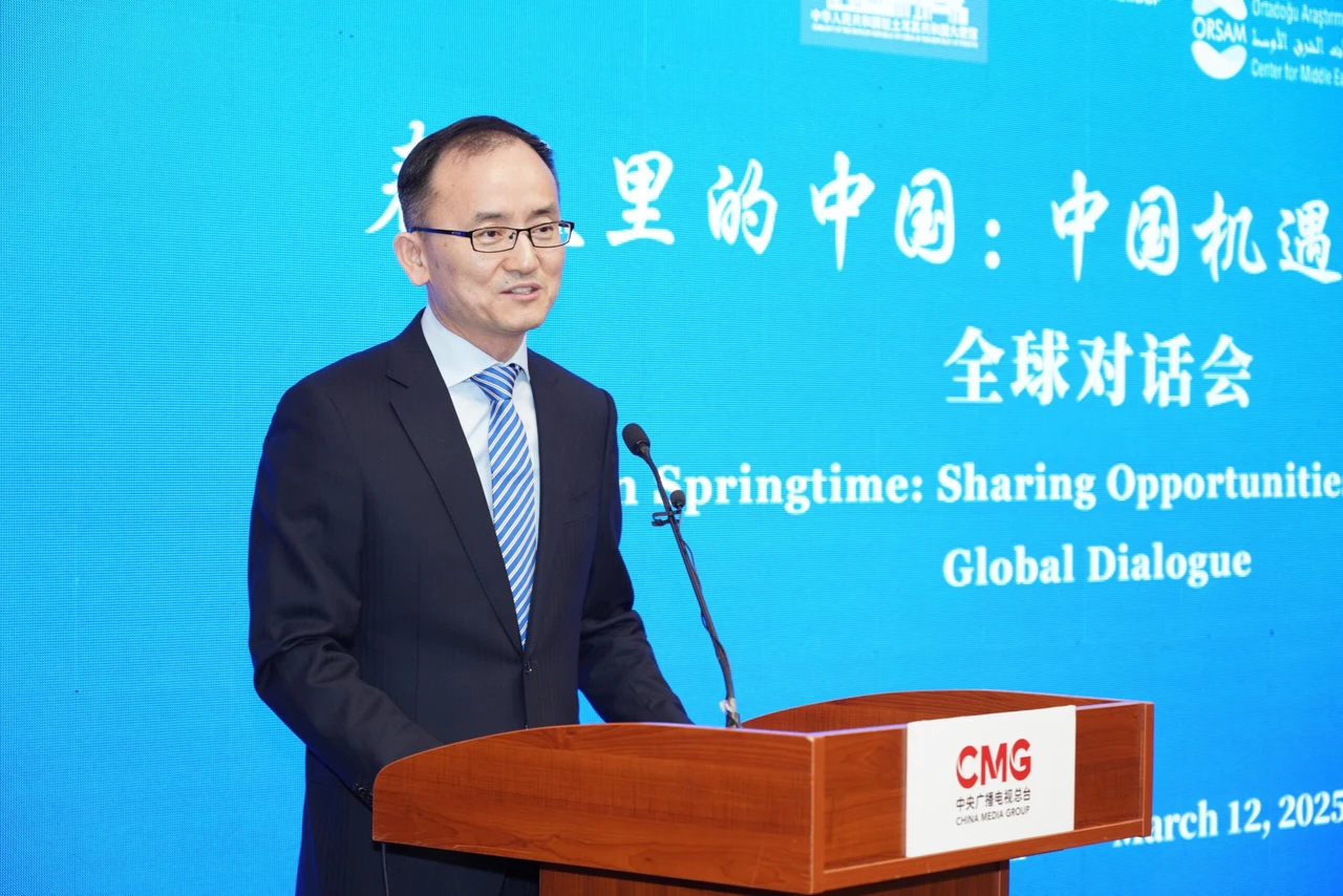 Close-up of Jiang Xuebin delivering a speech at event