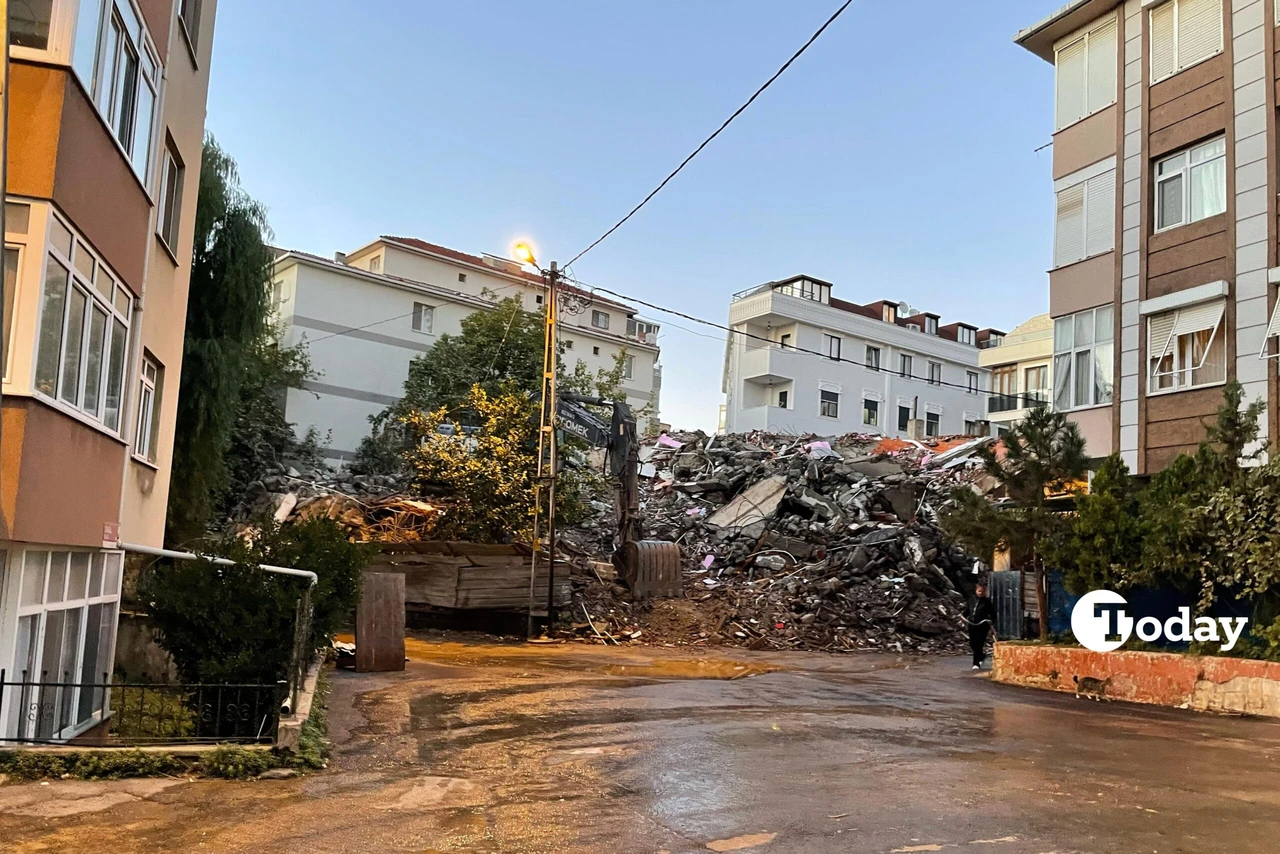 Excavation from a demolished building in Küçükyali, Istanbul, awaiting removal, with no visible safety precautions.