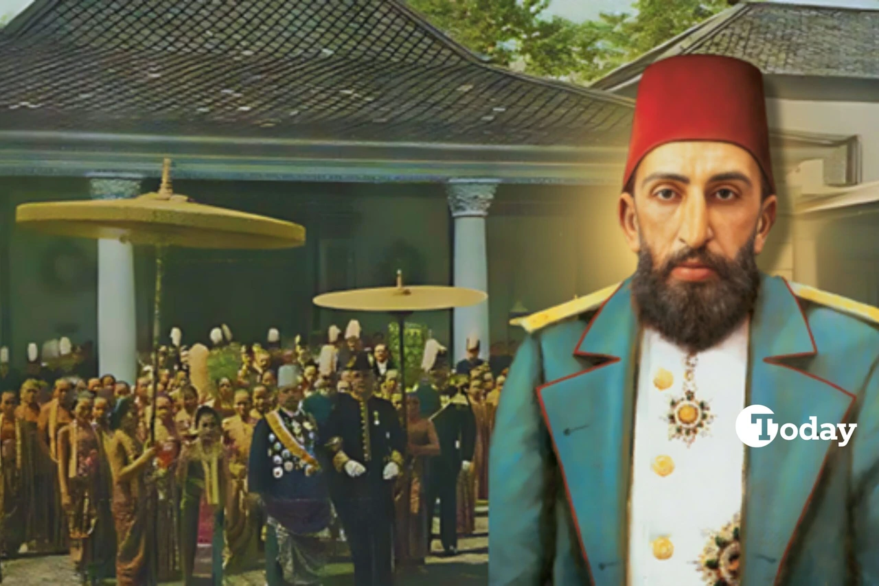 In the background, a court official of the Sultan of Java with old insignia during the Grebeg Maulud ceremony (Commemoration of the Birth of the Prophet Muhammad), with a portrait of Sultan Abdulhamid II in the foreground. (Collage by Satrio Anugrah)