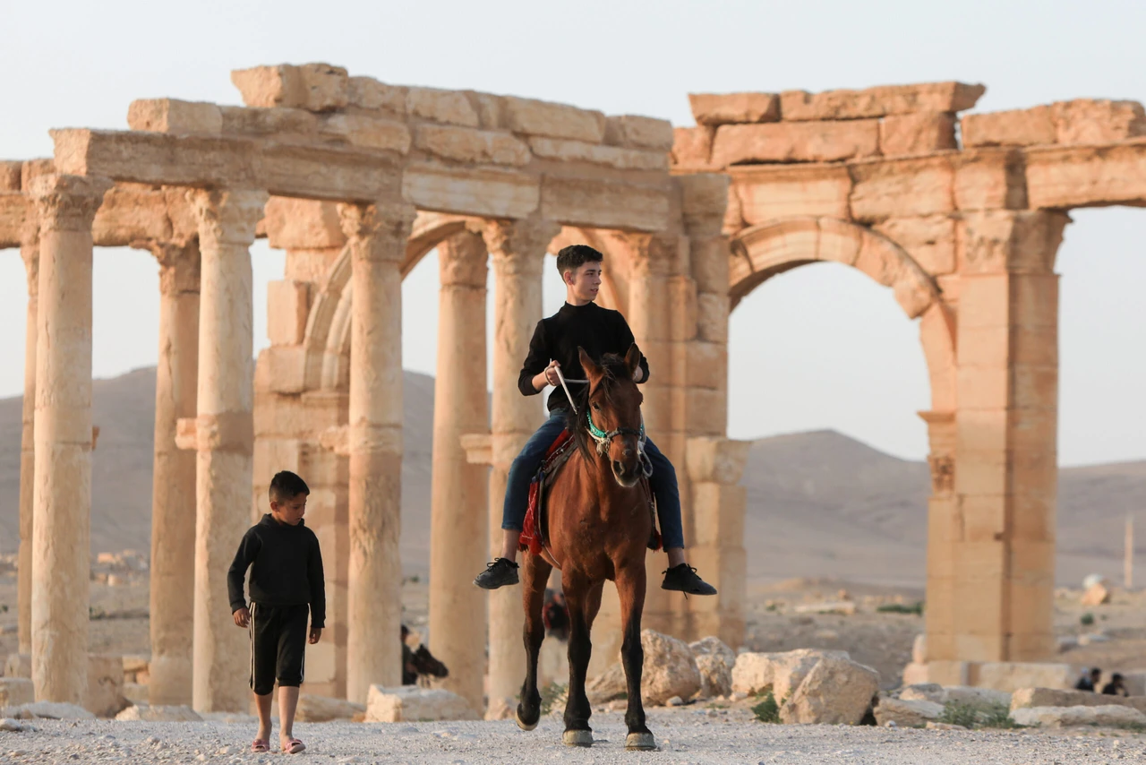 Palmyra’s collapse: How war and propaganda destroyed a civilization 2 Syrians, including children, spend time among the ruins of the Palmyra