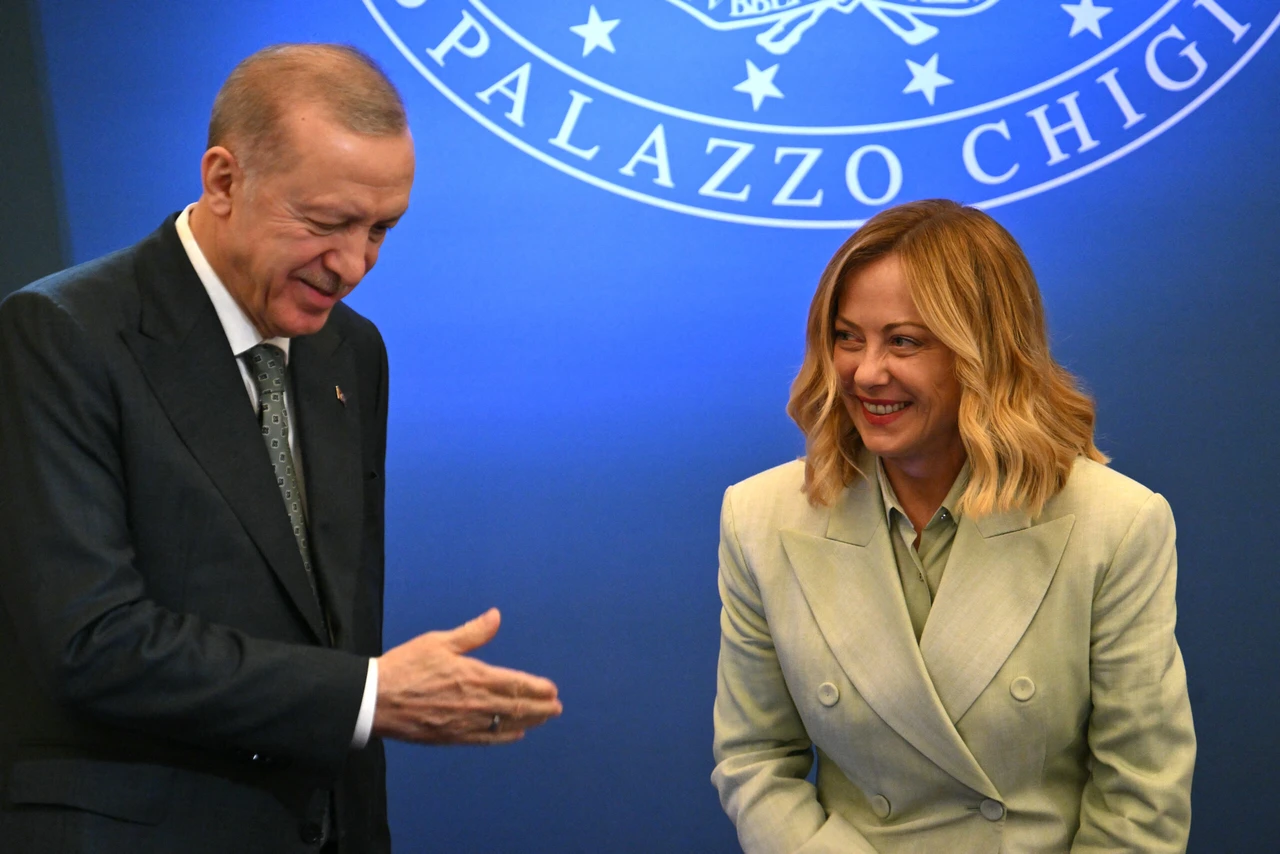 President Recep Tayyip Erdogan (L) and Italy's Prime Minister Giorgia Meloni