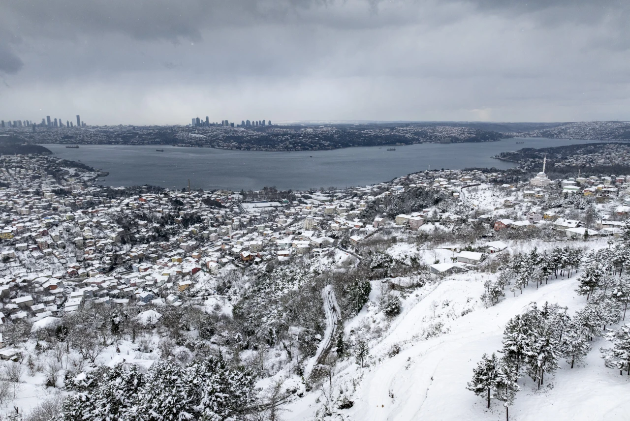 A stunning aerial view of Beykoz and its surroundings covered in snow after evening snowfall, especially in the higher regions of Istanbul.