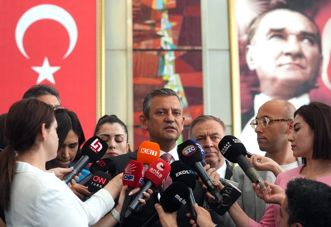 'I have no authority to declare early elections,' CHP's leader Ozel says