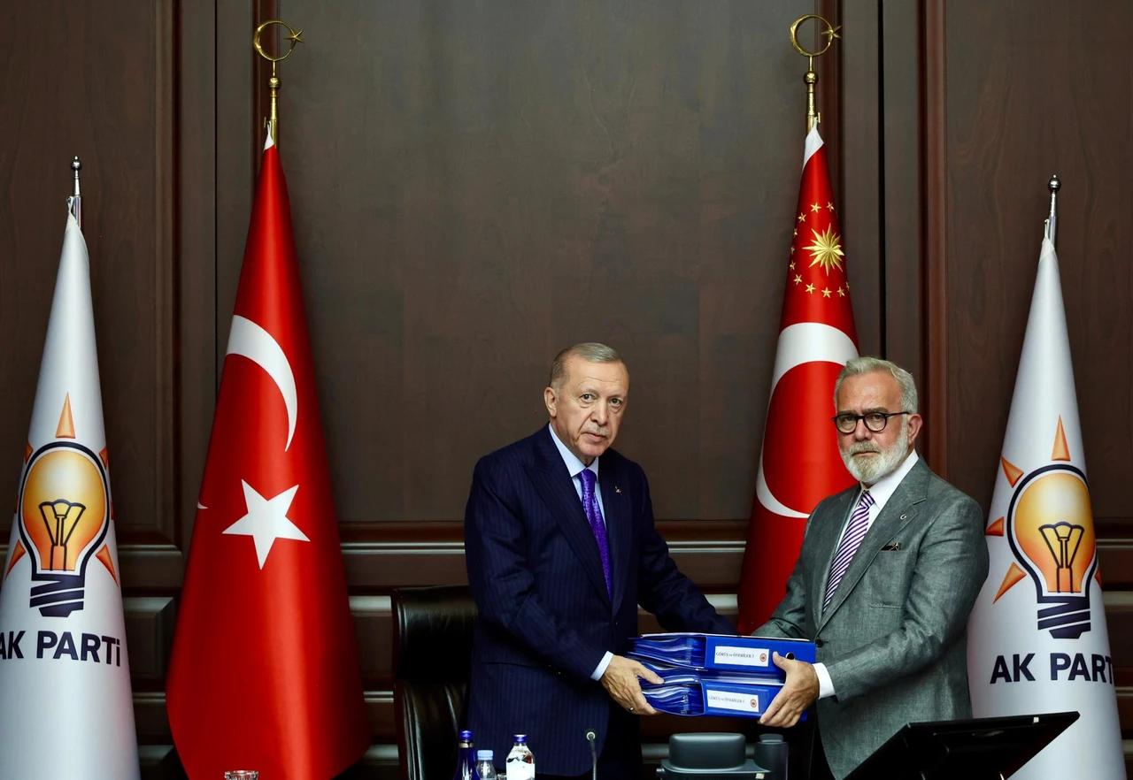 Ruling AK Party presents stray dog report to President Erdogan