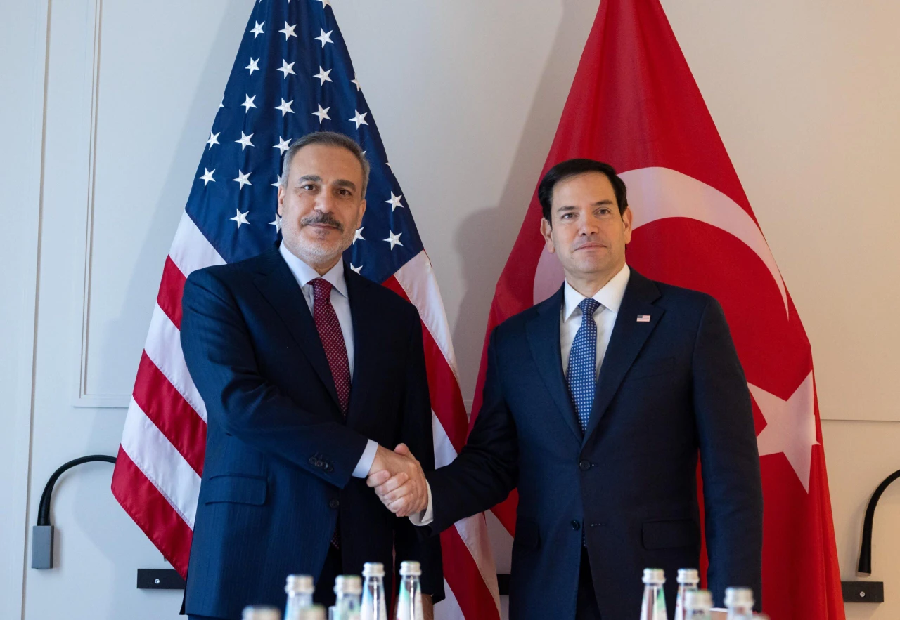 Photo shows Turkey Foreign Minister Fidan shaking hands with US counterpart Rubio