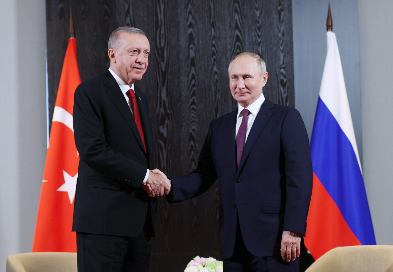 Russia's Putin cautions Türkiye on seeking grants from Western institutions