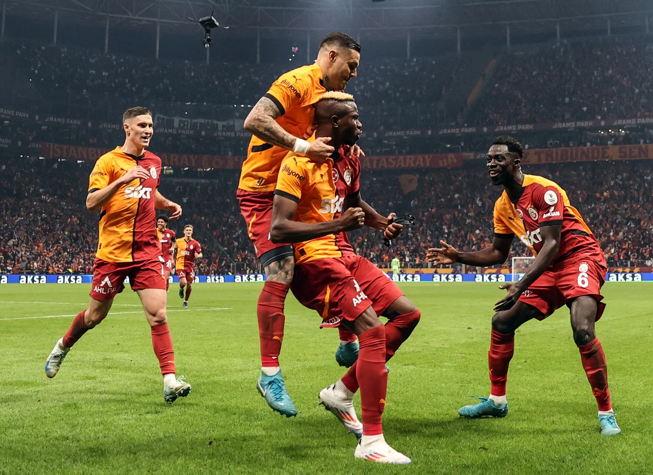 Drama in Istanbul derby: Galatasaray beats Besiktas 2-1 as referee mistakes dominate game