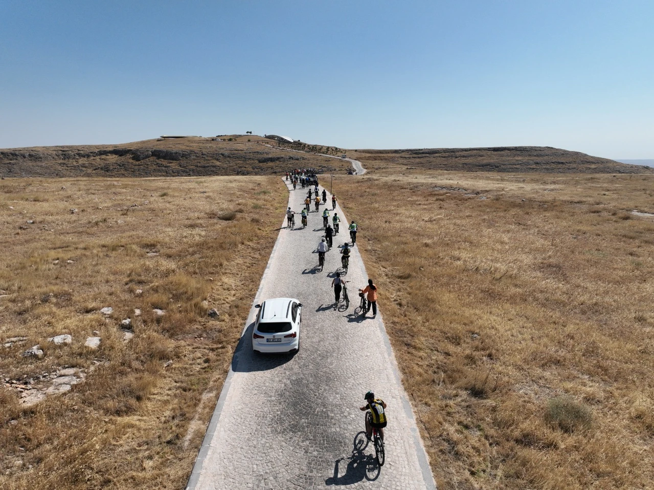 Cyclists celebrate Klaus Schmidt's legacy with tribute ride to Gobeklitepe