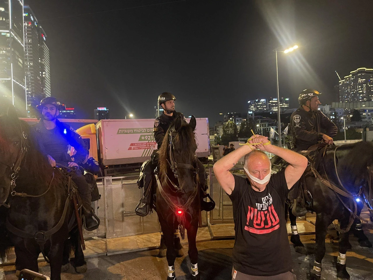 Protesters block Tel Aviv's ring road, demand hostages' release, and criticize government handling of war