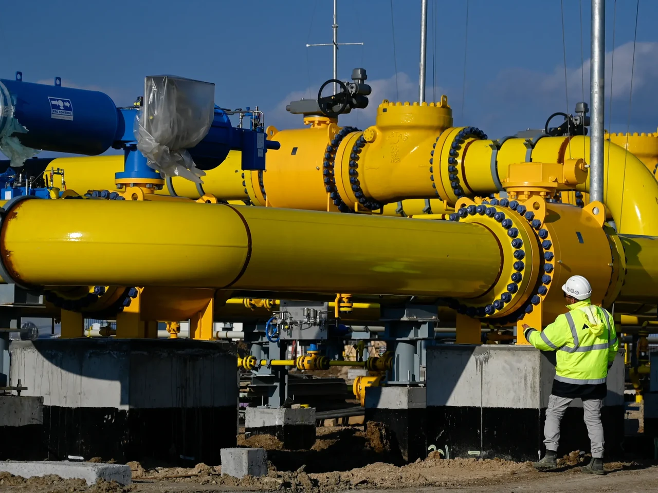 Russia halts gas transit through Ukraine after transit deal expires