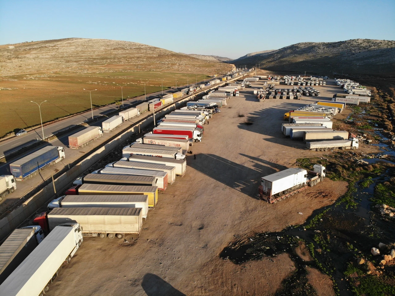 A drone captures kilometers-long queues of Turkish export trucks from Hatay to Syria after the 61-year Baath regime's fall lifted the import ban, in Hatay, Türkiye, on Jan. 20, 2025. (IHA Photo)