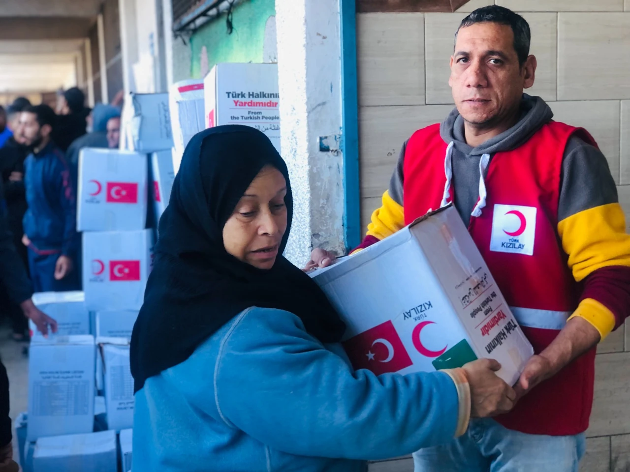 Turkish Red Crescent distributing aid in Gaza