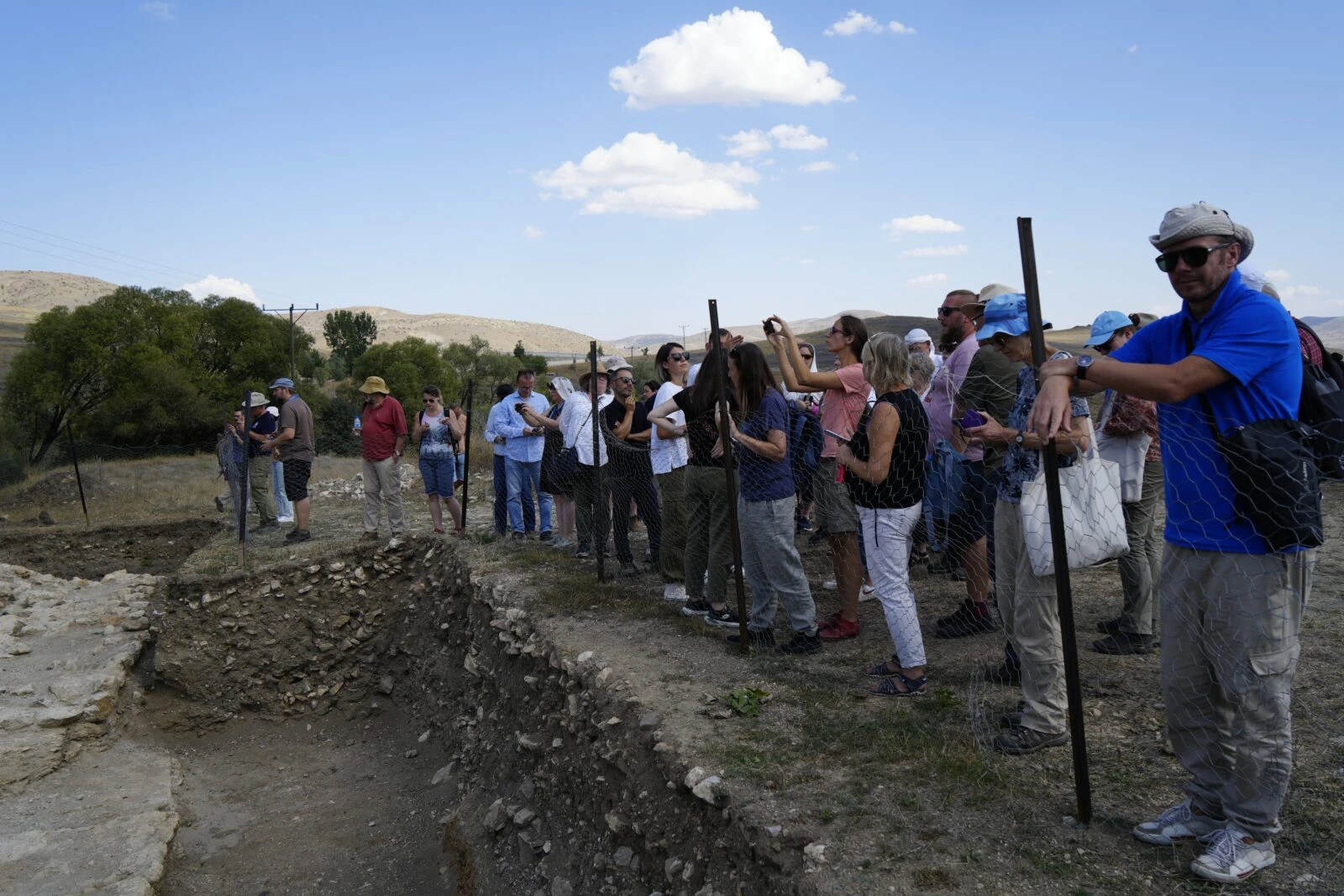 World-renowned archaeologists inspect excavations at Türkiye's ancient ...