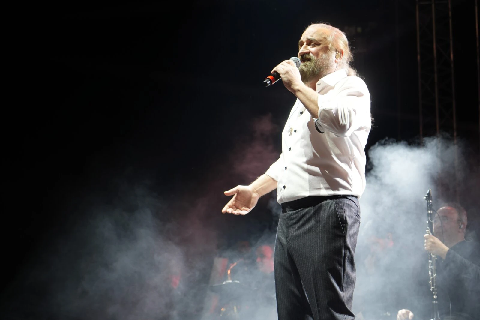 Singer Volkan Konak dies on stage during concert in Turkish Cyprus – Türkiye Today