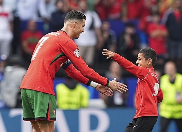 Young fan who took selfie with Ronaldo turns out to be Turkish