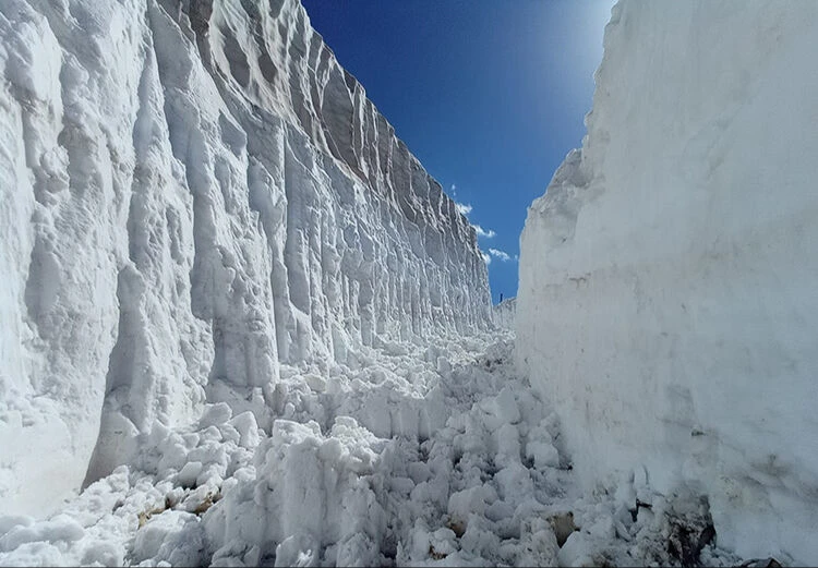 Türkiye's snow battle, 8 meters of snow in June!