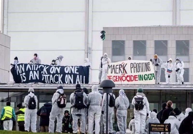 20 activists detained trying to break into Maersk HQ over alleged Gaza links