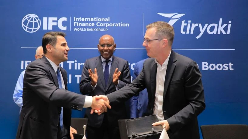 Suleyman Tiryakioglu (left), CEO of Tiryaki Agro, and Sergio Pimenta (right), IFC Vice President for Africa, shake hands during the signing ceremony for a partnership to develop a port storage facility in Djibouti. (Photo via bloomberght.com)