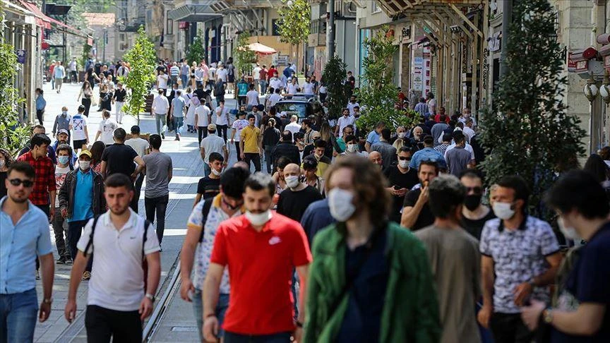 40% Turkish youth plan to leave country amid economic woes, survey finds