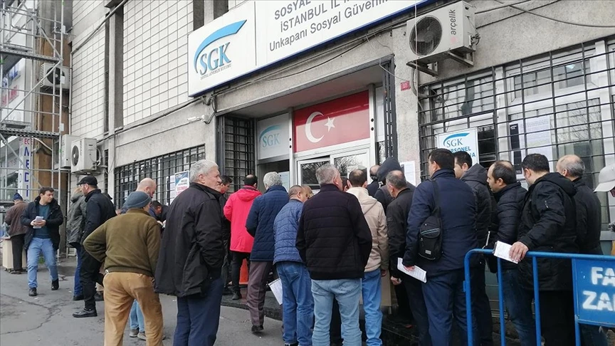 People waiting in front of the Social Security Institution (SGK) building in Istanbul on March 6, 2023, following the adoption of the law for those over the retirement age (EYT).