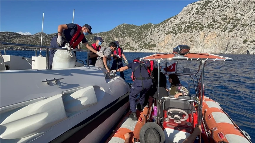 Türkiye rescues 18 migrants near Izmir, condemns Greece’s pushback practices