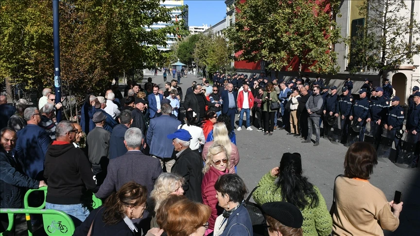 Albanien demonstrators gather in front of the Tirana Municipality to protest