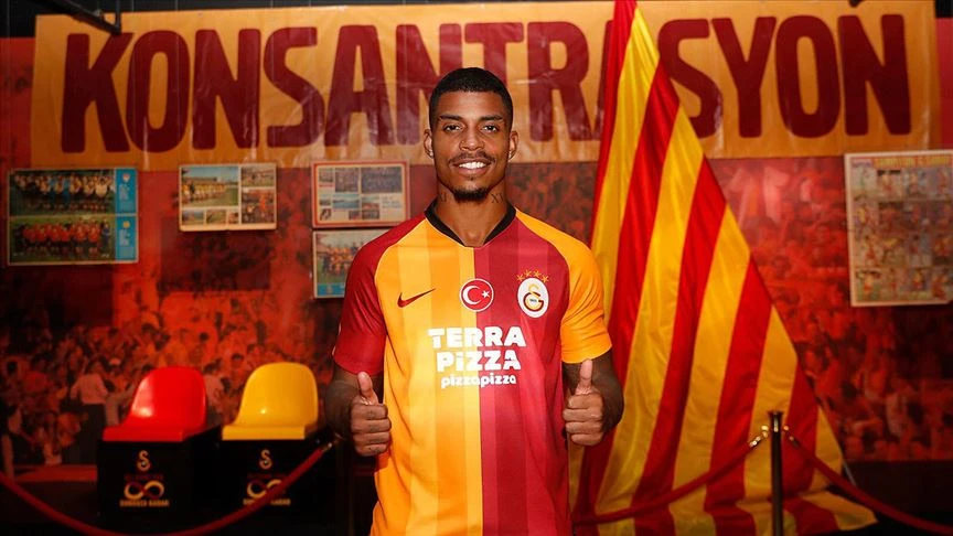 Mario Lemina poses after arriving to Galatasaray in 2019