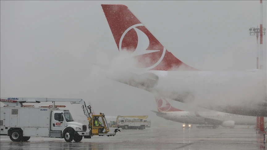 Photo shows Turkish Airlines performing anti-icing (de-icing).