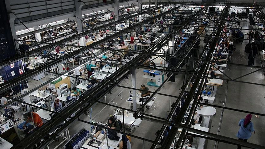 Türkiye’s unemployment rate falls to 20-year low: TurkStat 2 Workers at textile factory in Türkiye