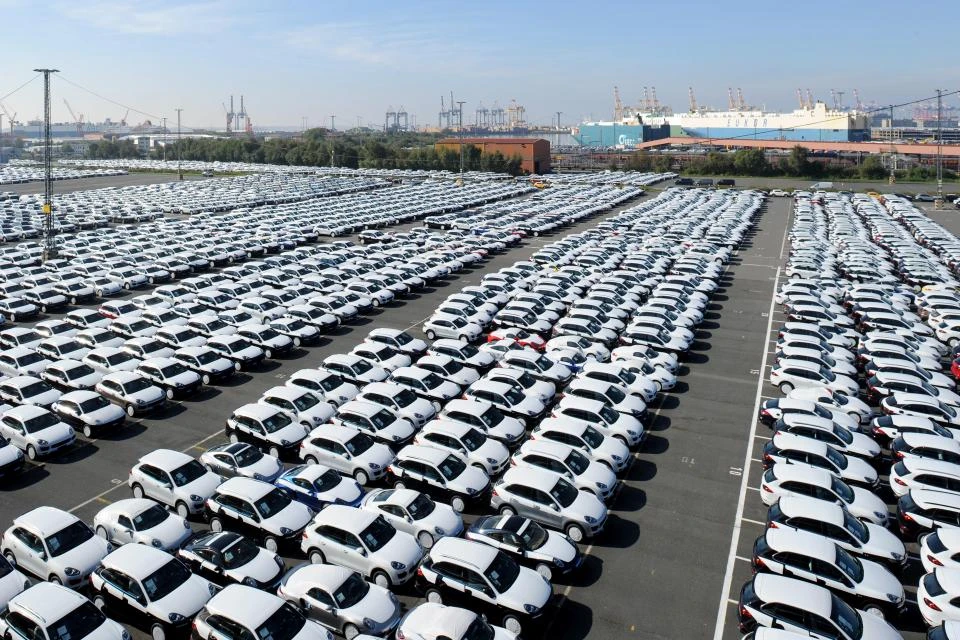 ‘China turns everything upside down’: Top 5 risks for EU automotive sector in 2025