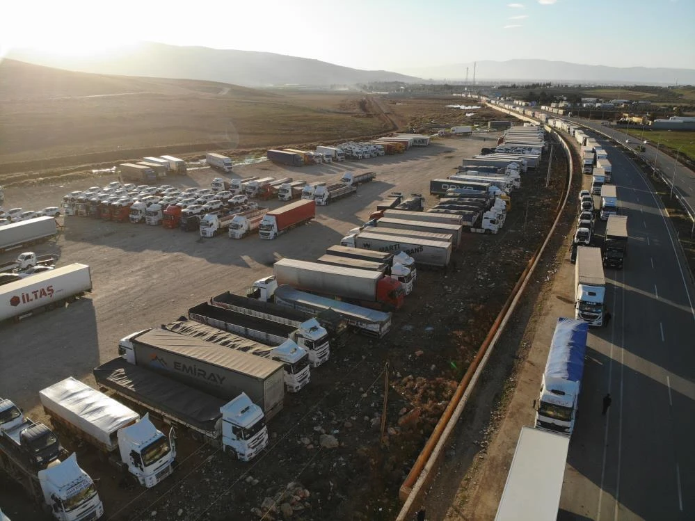 Photo shows line of trucks waiting at a border crossing between Türkiye and Syria.