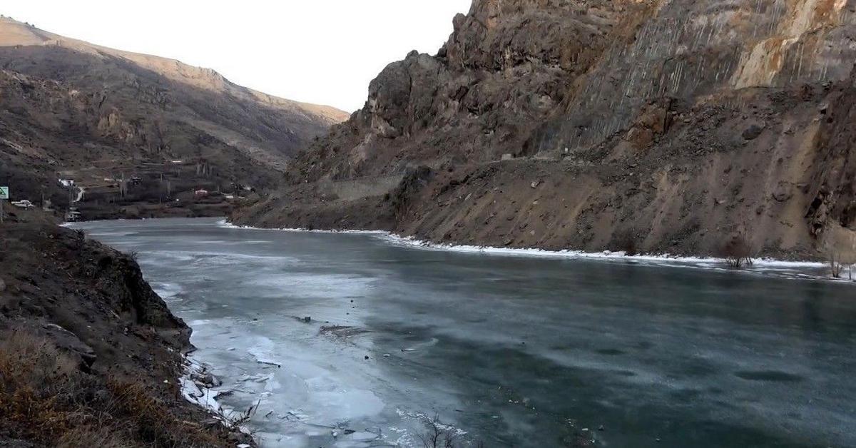 Siberian cold casts spell on Türkiye's Chorokh River