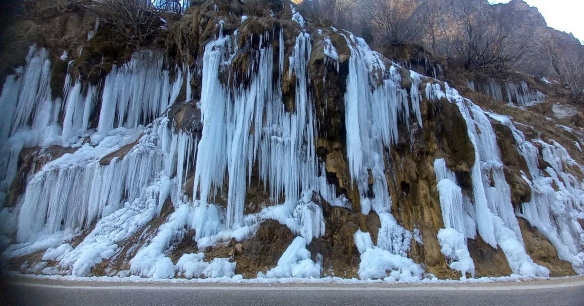 Snow blankets Türkiye's 'Weeping Rocks' as temperature drops