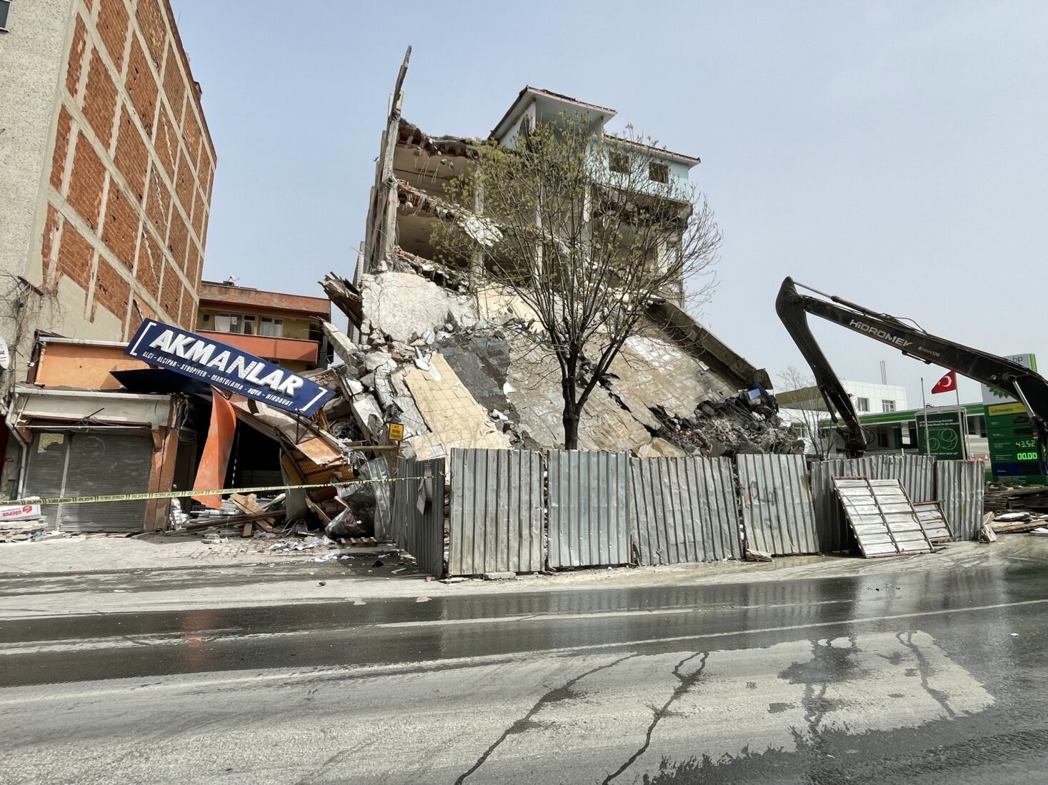Building collapse crisis in Istanbul sparks earthquake concerns