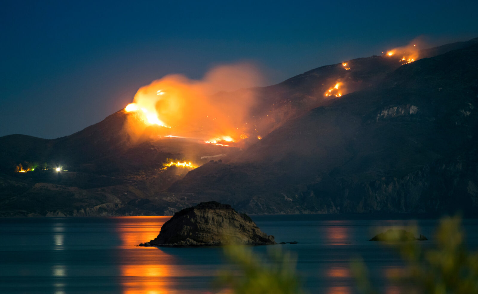 Wildfires in Türkiye, Greece spark tourist concerns, security measures taken