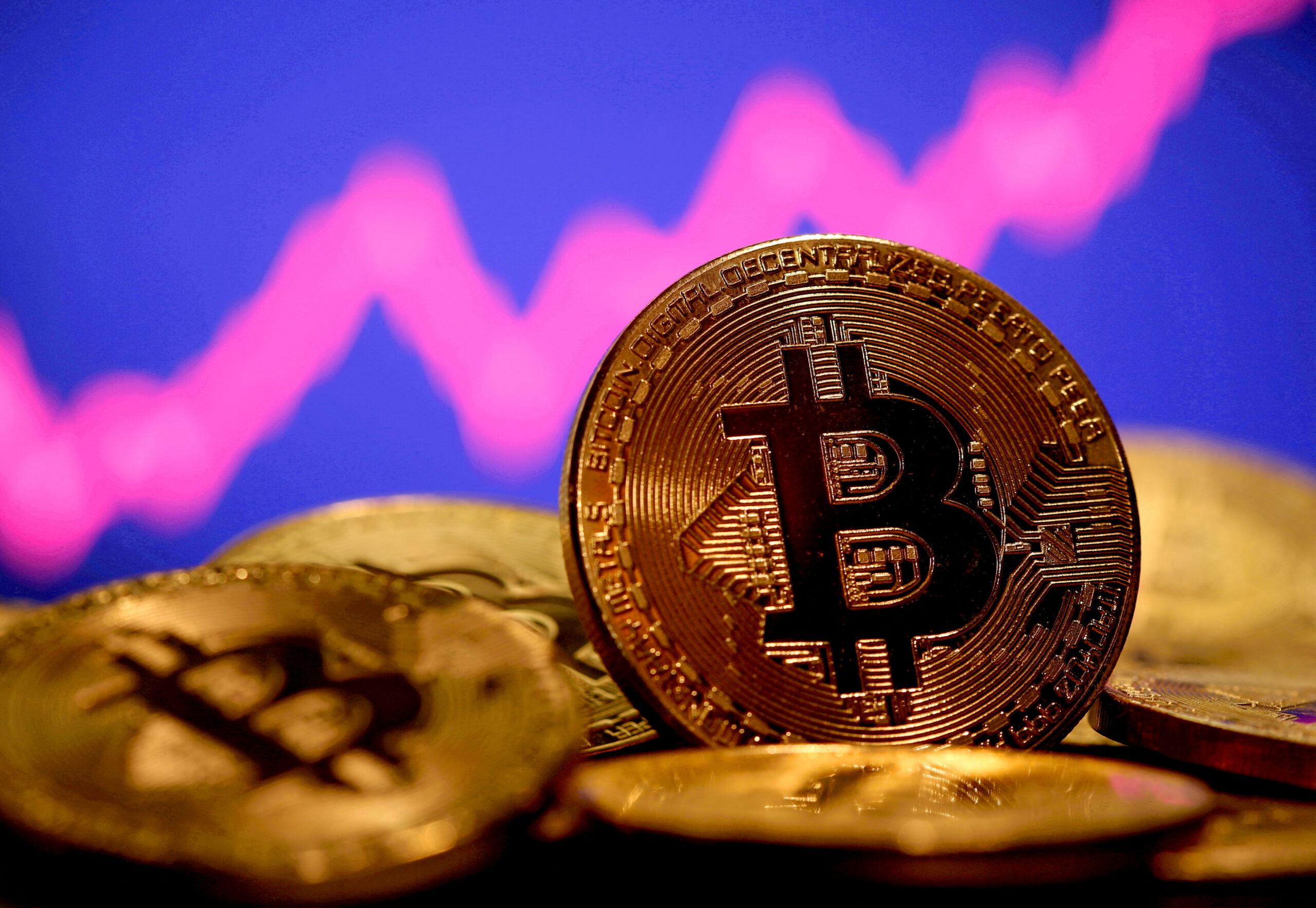 Bitcoin faces decline amid technical and fundamental pressures