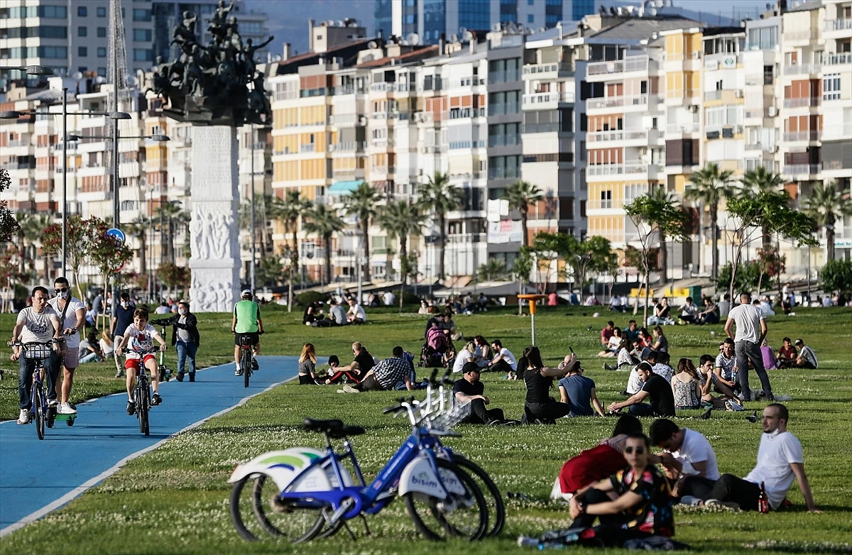 A lively scene of people enjoying their time at Alsancak, a popular waterfront district in Izmir, Türkiye, on June 20, 2023.