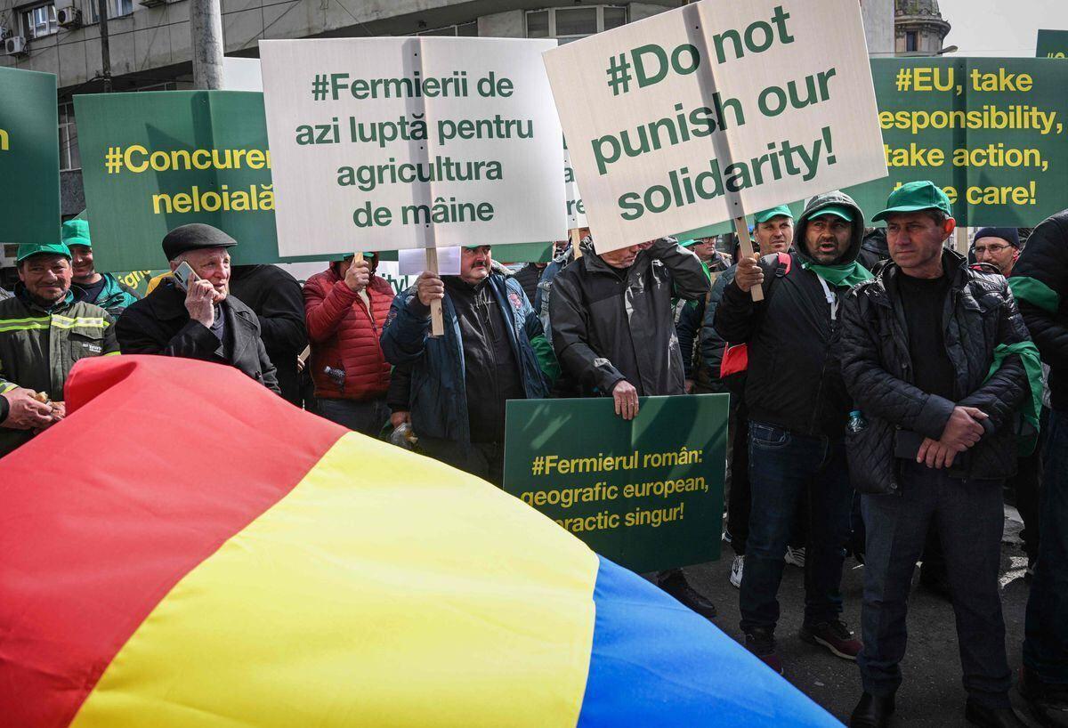 Truck drivers and farmers hand in hand against tax rates in Romania