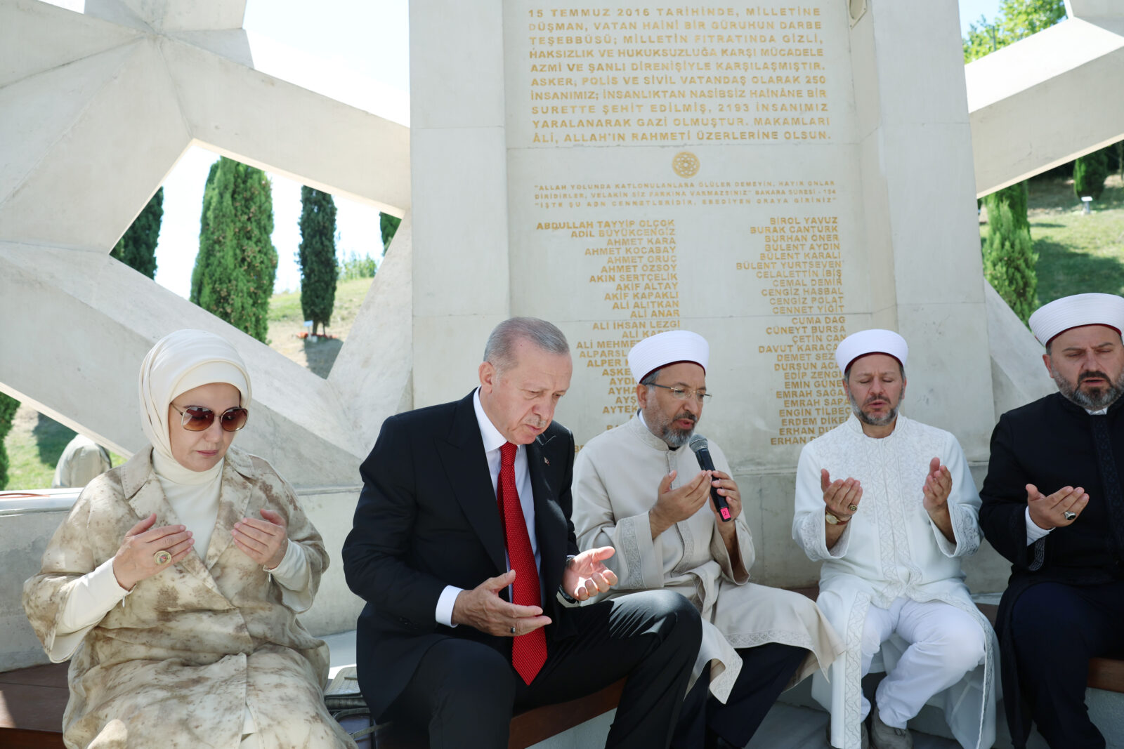 President Erdogan honors July 15 coup attempt victims, condemns critics