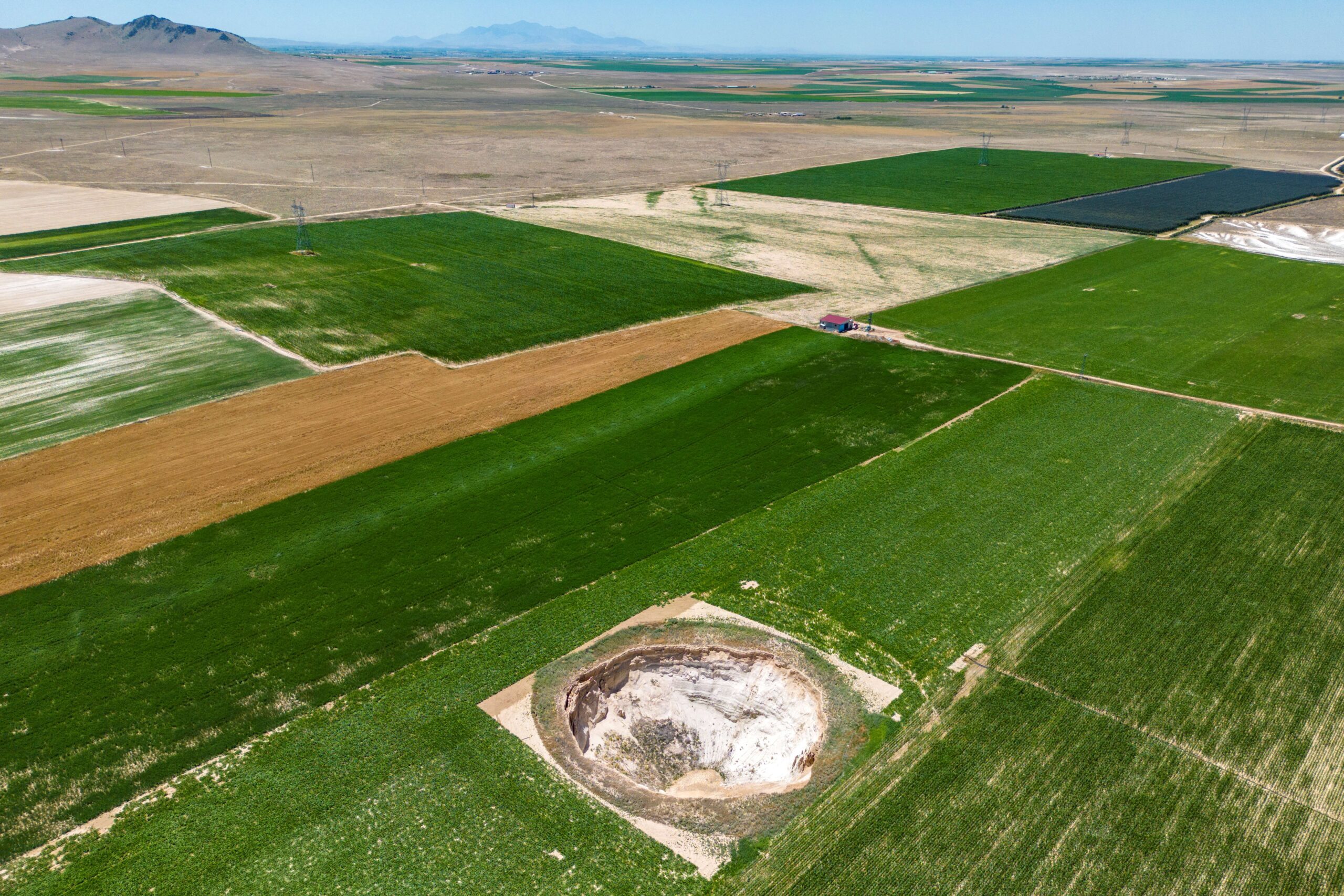 How do sinkholes threaten Turkish farmers' livelihoods in Konya?