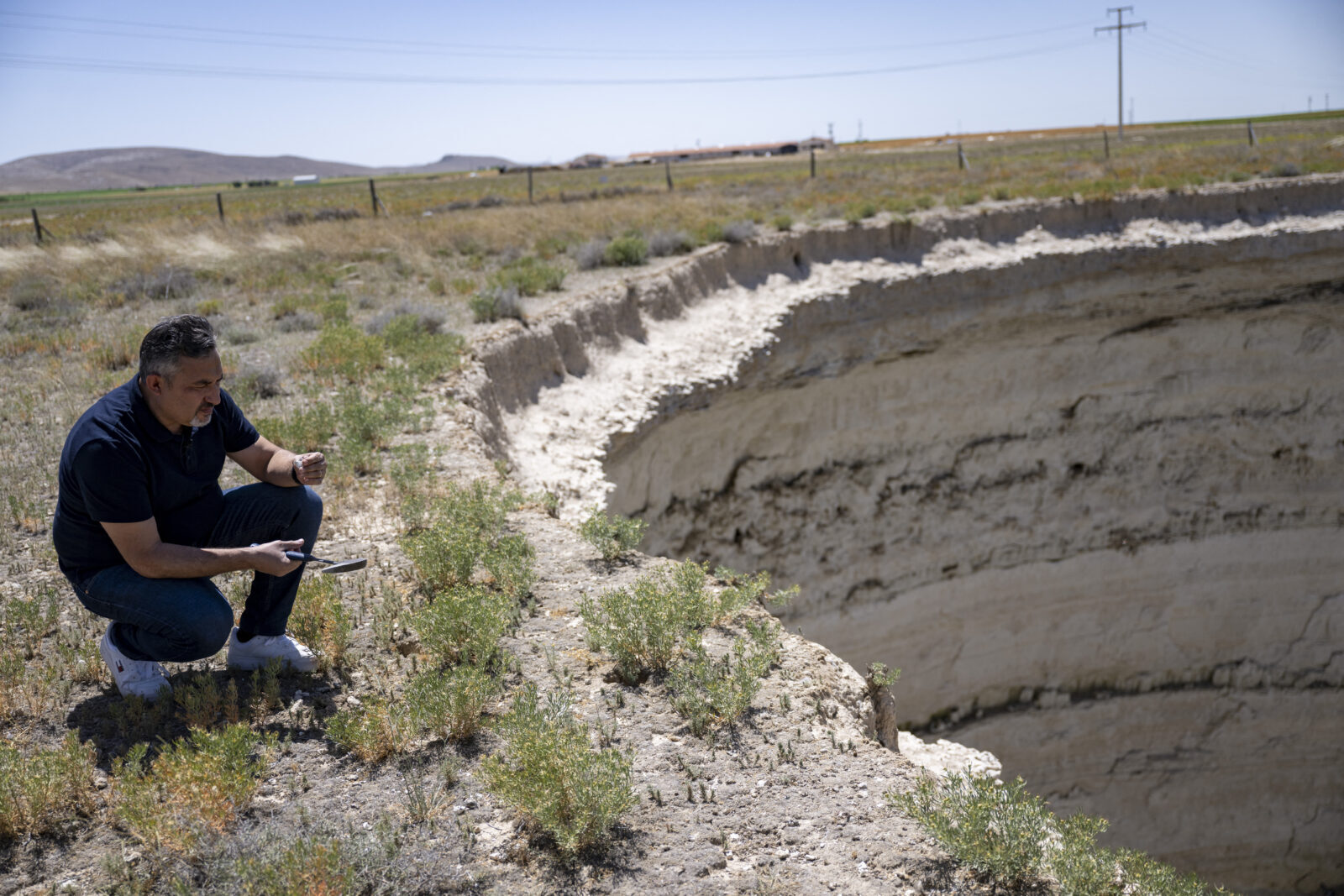 How do sinkholes threaten Turkish farmers' livelihoods in Konya?