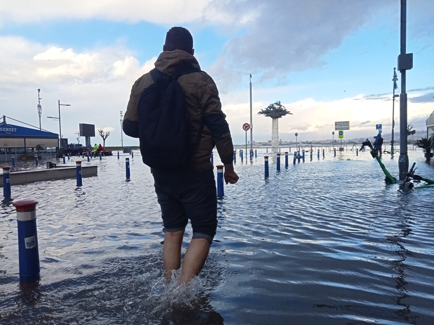 Is Izmir sinking or are sea levels rising?