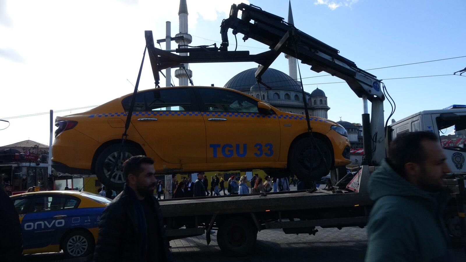 Are Turkish taxi drivers undermining Türkiye's tourism industry?