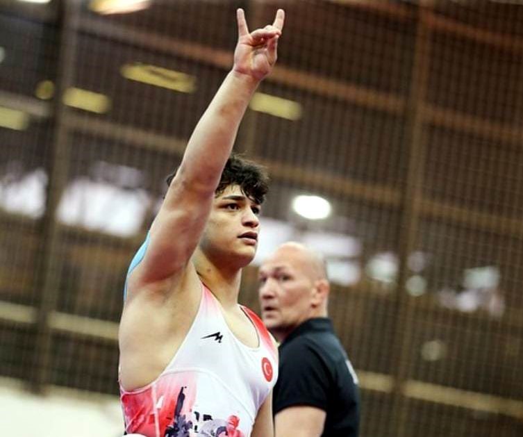 Berber celebrates U20 European Wrestling Championship win with gray wolf gesture