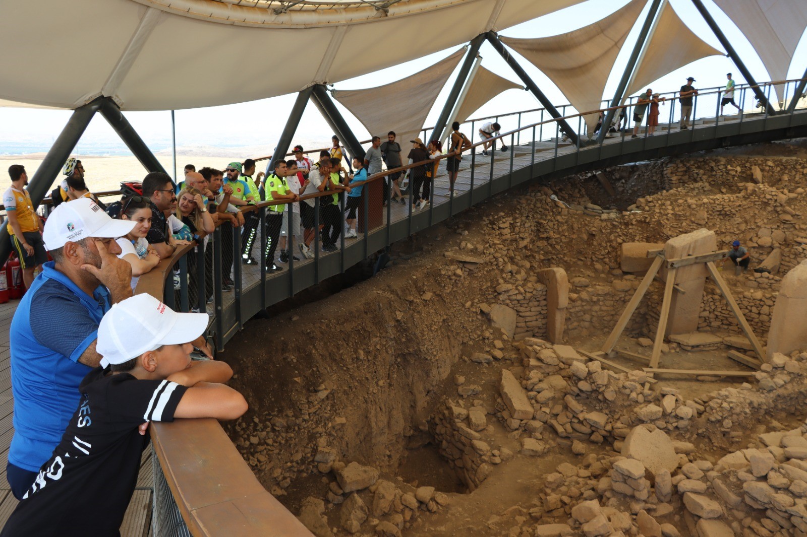 Cyclists celebrate Klaus Schmidt's legacy with tribute ride to Gobeklitepe