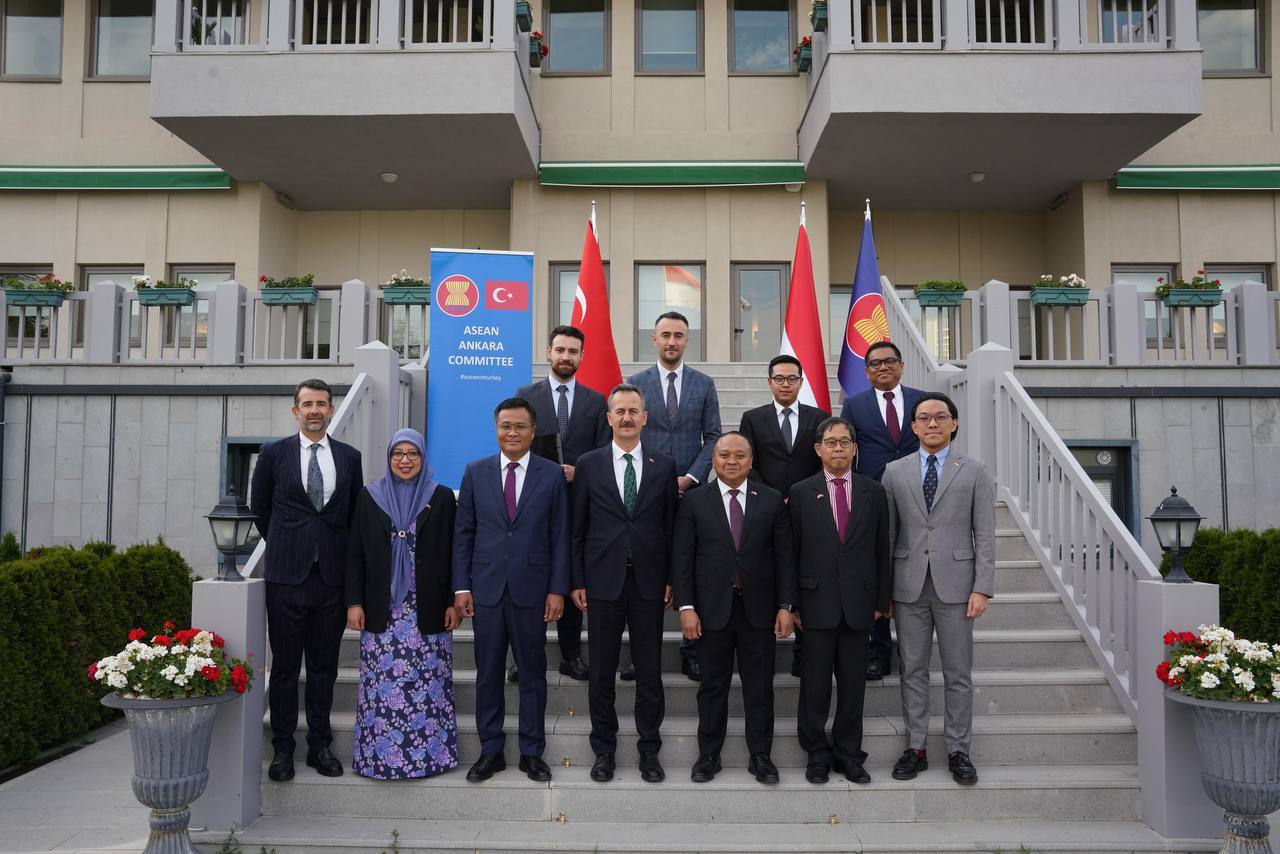 Türkiye's President of Defense Industry discusses regional cooperation with ASEAN ambassadors