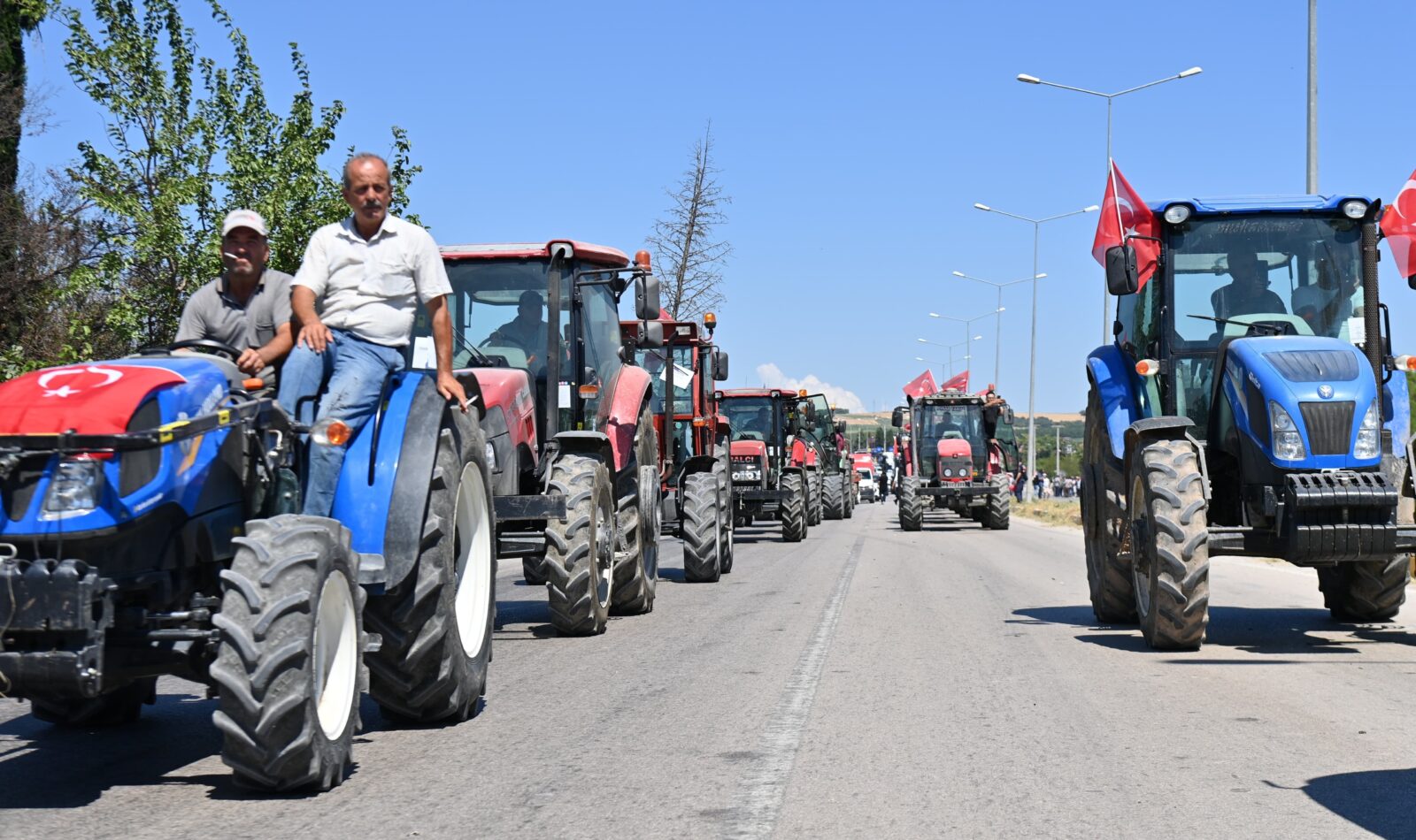 Turkish tomato farmers block roads in protest over skyrocketing costs