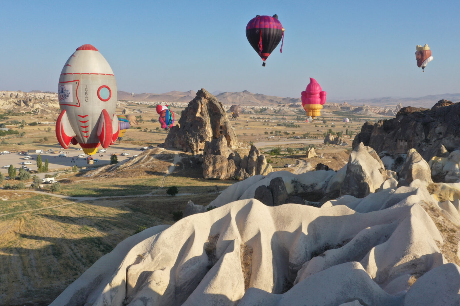 18 countries' shaped hot air balloons soar over Cappadocia, Turkiye