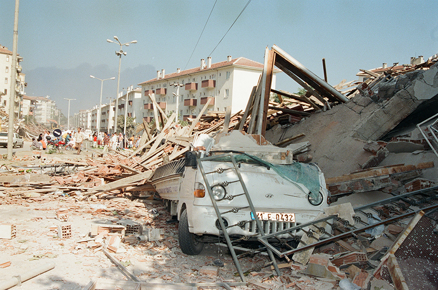 Türkiye remembers devastating 1999 quake with ceremonies across affected cities