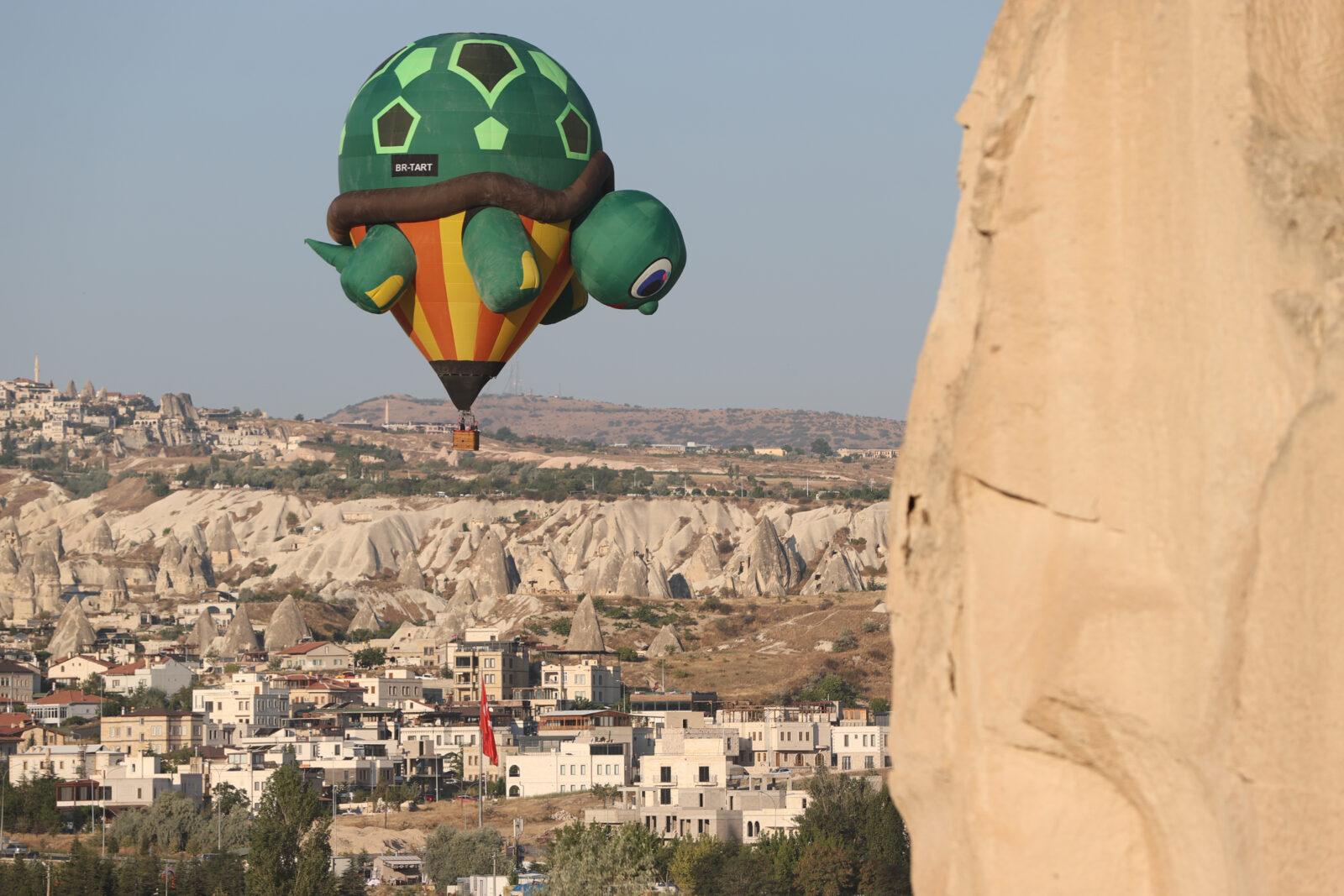 18 countries' shaped hot air balloons soar over Cappadocia, Turkiye